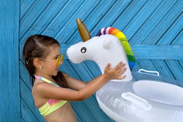 Une Fille Maillot Bain Lunettes Soleil Jaunes Tient Cercle Natation Images De Stock Libres De Droits