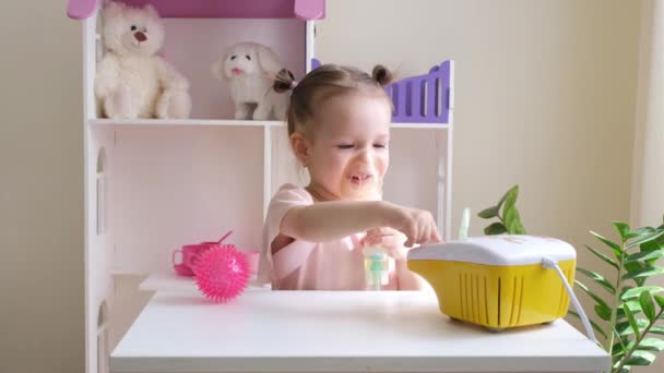Dziewczyna Włącza Przycisk Inhalatora Oddycha Parą Lekiem Dziecko Stosujące Inhalator — Wideo stockowe