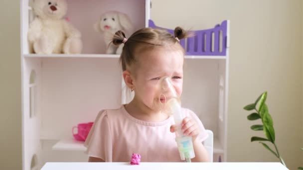 小孩子不喜欢通过口罩吸气和呼吸蒸汽 阻塞性支气管炎的治疗及哮喘发作时的呼吸舒缓 哭泣的女孩 — 图库视频影像