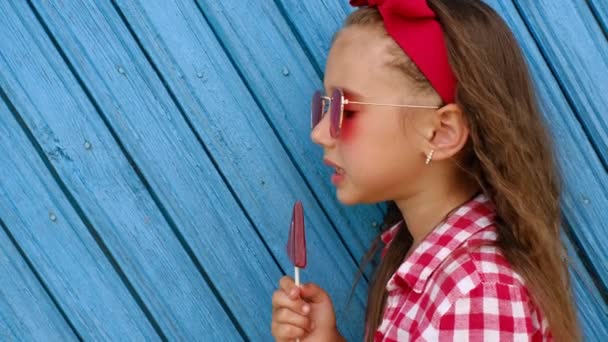 Prachtig Spectaculair Krullend Brunette Meisje Rode Zonnebril Likt Een Lolly — Stockvideo
