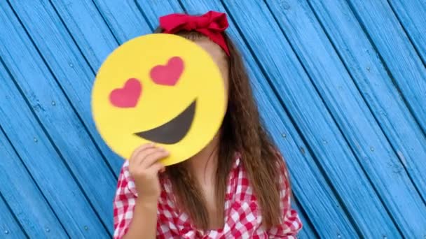 Kręcone Włosy Słodkie Dziewczyna Zmienia Emotikony Twarze Kochanka Uśmiechnięty Jeden — Wideo stockowe