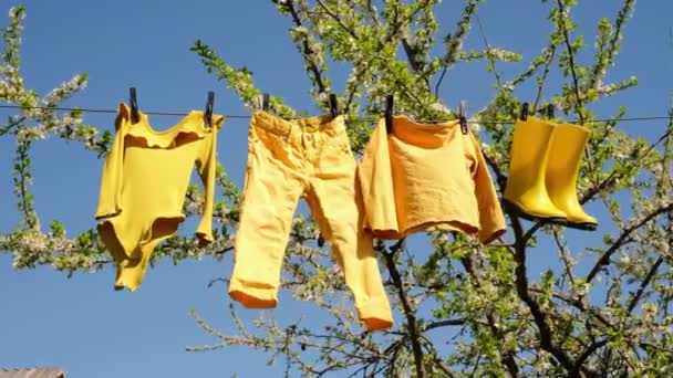 Drogen Van Gekleurde Katoenen Kinderkleding Het Wassen Buiten Een Zonnige — Stockvideo