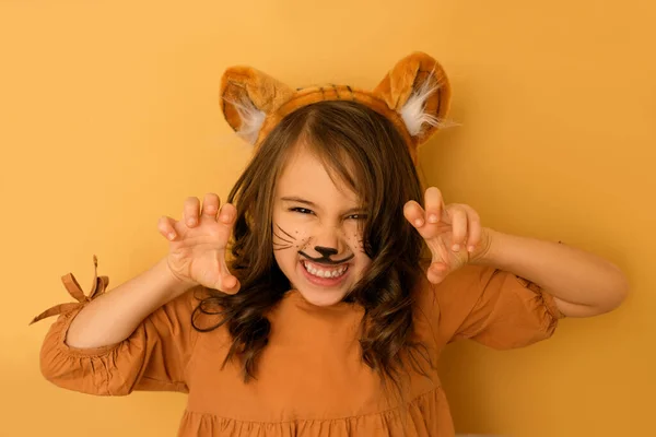 Ένα Σγουρομάλλικο Μελαχρινό Κορίτσι Χείλος Τίγρης Και Αυτιά Και Βαμμένο — Φωτογραφία Αρχείου