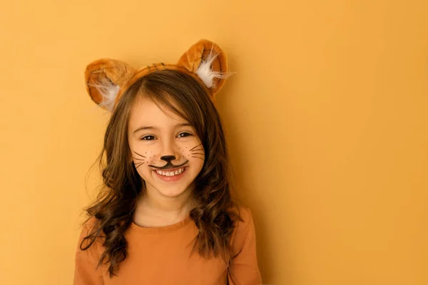 Γελαστό Παιδί Βαμμένα Μουστάκια Αυτιά Τίγρης Ένα Κορίτσι Ντυμένο Σύμβολο — Φωτογραφία Αρχείου