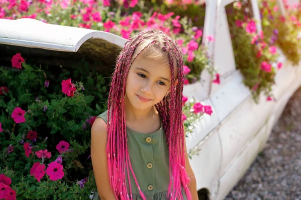 Ένα Χαριτωμένο Κορίτσι Ροζ Αφρο Κοτσίδες Και Ένα Πράσινο Φόρεμα — Φωτογραφία Αρχείου