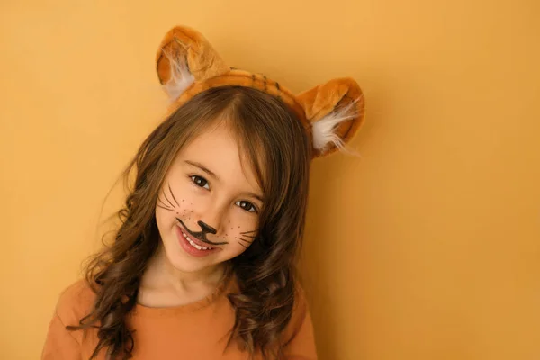 Ένα Όμορφο Χαμογελαστό Κορίτσι Ένα Μοτίβο Μάσκας Τίγρης Στο Πρόσωπό — Φωτογραφία Αρχείου