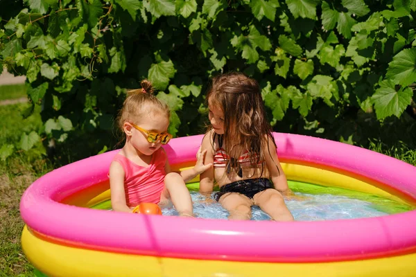 Dua Gadis Kecil Teman Teman Yang Duduk Sebuah Kolam Inflatable — Stok Foto