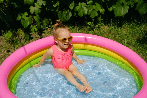 Bambino Che Bagno Una Piscina Esterna Gonfiabile Concetto Vacanza Estiva Foto Stock Royalty Free