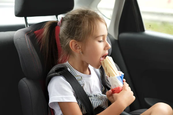 Dítě Hot Dog Autě Dívka Zadním Sedadle Auta Během Cesty Stock Fotografie