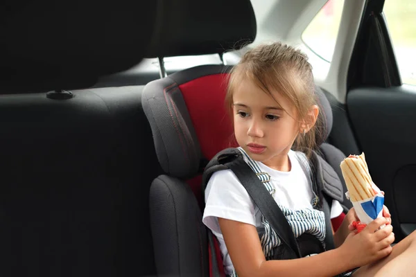 Seorang Anak Kursi Mobil Anak Kursi Belakang Diikat Dengan Sabuk Stok Gambar