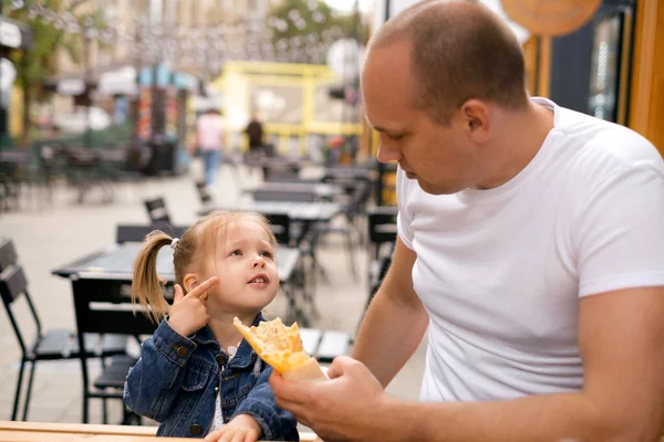 Seorang Ayah Yang Peduli Memberi Makan Putri Kecilnya Yang Lucu — Stok Foto