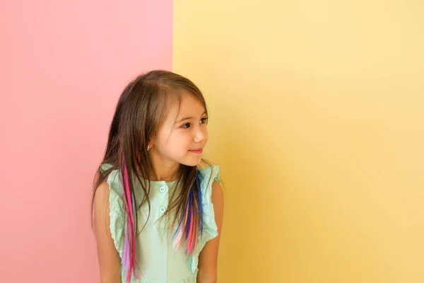 Ένα Χαρούμενο Χαριτωμένο Κορίτσι Πολύχρωμα Μαλλιά Κοιτάζει Πέρα Από Χώρο — Φωτογραφία Αρχείου