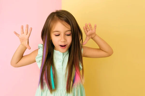 Ένα Συναισθηματικό Έκπληκτο Κορίτσι Πολύχρωμα Μαλλιά Σήκωσε Χέρια Της Προς — Φωτογραφία Αρχείου
