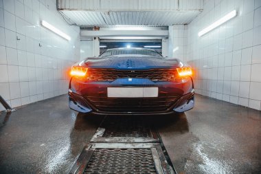 Araba yıkamada temiz mavi bir araba.