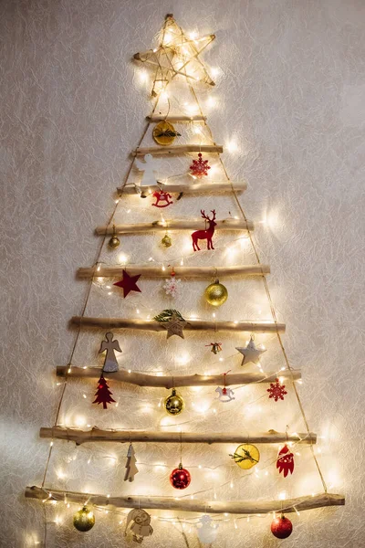 Handgemaakte Kerstboom Gemaakt Van Stokken Natuurlijke Materialen Opknoping Aan Muur — Stockfoto