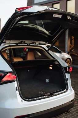 Katlanmış koltuklu lüks bir araba bagajı. Boş araba bagajını açtım. Cipin bagajı temiz..