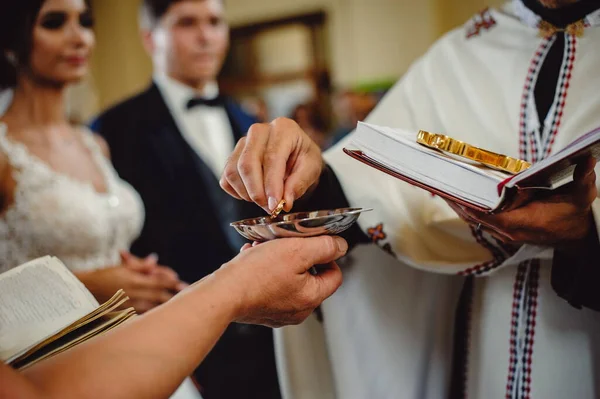 Prästen Tar Vigselringarna Vid Bröllopsceremoni Kyrkan Ortodox Far Välsignar Vigselringar — Stockfoto