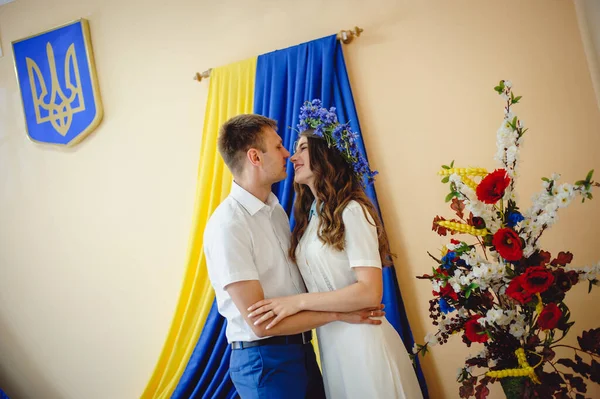 Гарна Пара Закоханих Поцілунки Фоні Українського Жовтого Синього Прапорів Члени — стокове фото