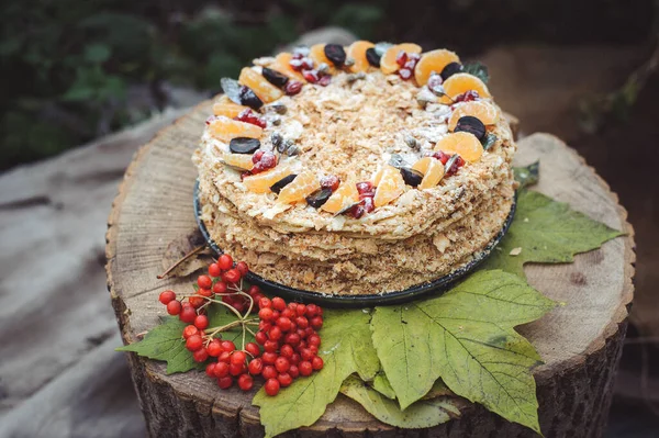 Schöne Napoleontorte Ist Mit Trauben Mandarinenscheiben Dekoriert Der Blattkuchen Steht — Stockfoto