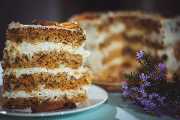 Karottenkuchen Mit Nüssen Pflaumen Und Getrockneten Aprikosen Lila Blumen Strauß — Stockfoto