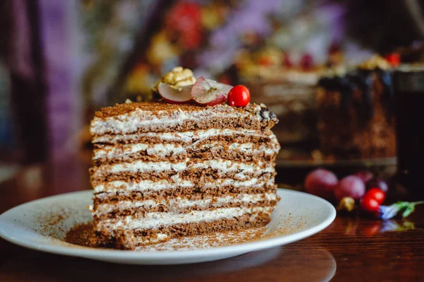 Piece Cake Medovika White Plate Decorated Nuts Grapes Honey Cake — Stock Photo, Image