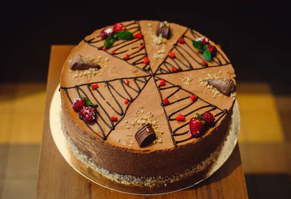 Schöne Moussekuchen Mit Himbeeren Und Schokolade Auf Braunem Hintergrund Dekoriert — Stockfoto