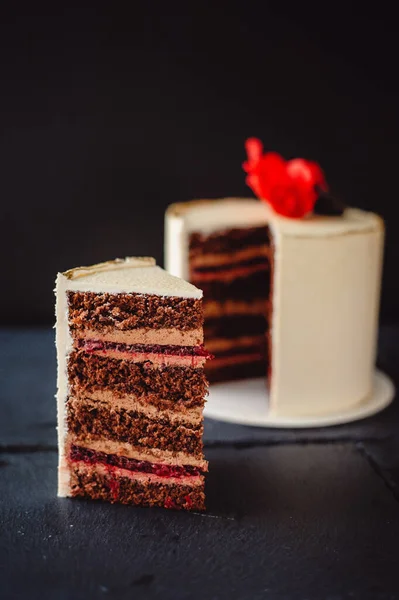 Schöne Schokoladenkuchen Auf Dunklem Hintergrund Nahaufnahme Ein Köstliches Stück Schokoladenkuchen — Stockfoto