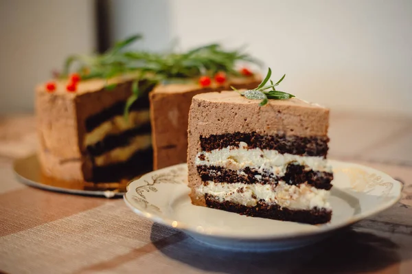 Bucată Delicioasă Tort Ciocolată Cremă Pere Farfurie Albă Tort Spuma — Fotografie, imagine de stoc