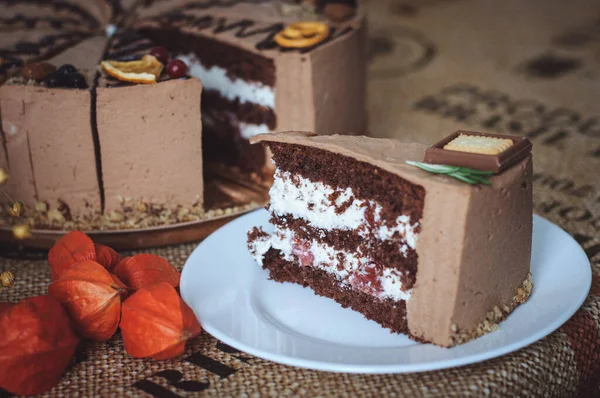 Leckere Schokoladenkuchen Mit Sahne Und Kirschen Auf Einem Weißen Teller — Stockfoto