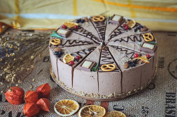 Schokoladenkuchen Dekoriert Mit Schokolade Keksen Und Getrockneten Orangen Ein Runder — Stockfoto