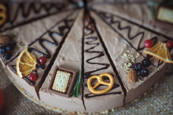 Schokoladenkuchen Dekoriert Mit Schokolade Keksen Und Getrockneten Orangen Ein Runder — Stockfoto