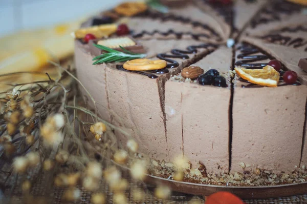 Schokoladenkuchen Dekoriert Mit Schokolade Keksen Und Getrockneten Orangen Ein Runder — Stockfoto