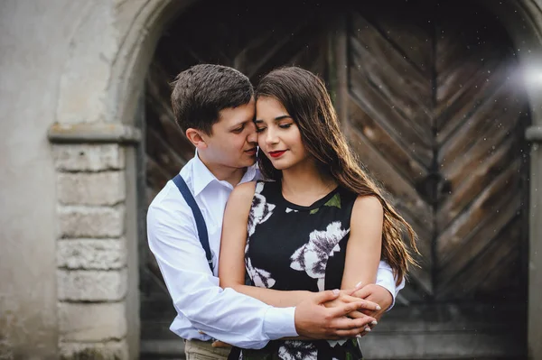 Amando Pareja Feliz Hombre Mujer Caminando Bajo Lluvia Las Calles —  Fotos de Stock