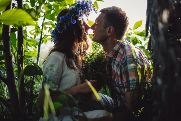 Ten Chlap Líbá Svou Holku Milující Pár Rande Velkého Stromu — Stock fotografie