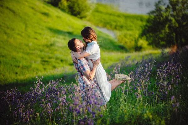 Pareja Cariñosa Hombre Mujer Abrazándose Estepa Hermoso Césped Con Flores —  Fotos de Stock