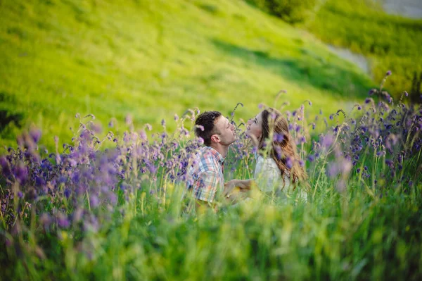 Pareja Cariñosa Hombre Mujer Besándose Hermoso Césped Con Flores Azules —  Fotos de Stock