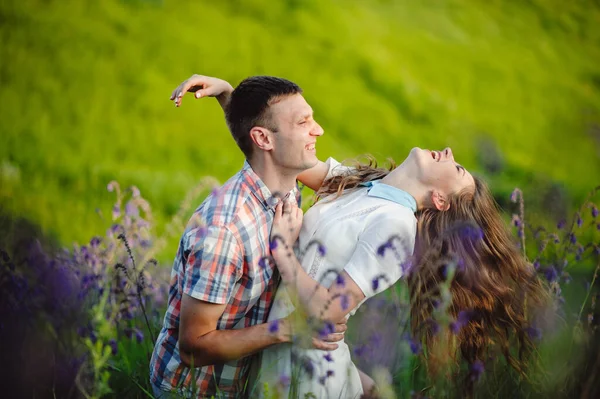 Retrato Engraçado Homem Uma Mulher Descansando Belo Prado Entre Flores — Fotografia de Stock