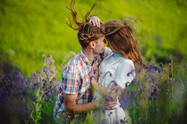 Retrato Engraçado Homem Uma Mulher Descansando Belo Prado Entre Flores — Fotografia de Stock