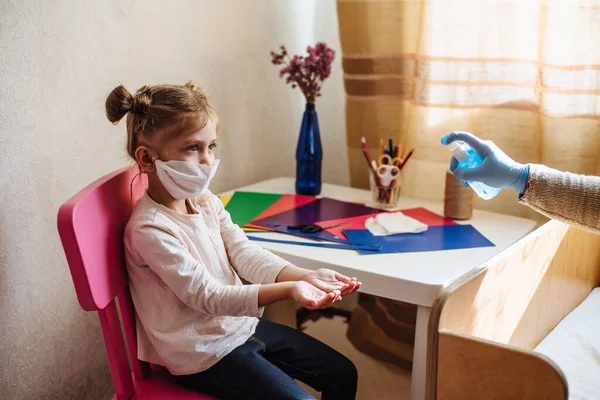 Mamá Rocía Spray Antibacteriano Desinfectante Las Manos Niña Medidas Preventivas —  Fotos de Stock