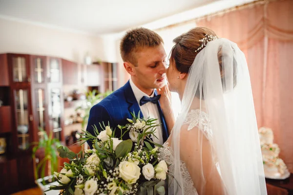 新娘和新郎手拿结婚花束接吻 结婚仪式 亲亲新郎新娘 — 图库照片