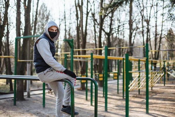 Hombre Con Máscara Protectora Guantes Fondo Del Patio Joven Atleta — Foto de Stock