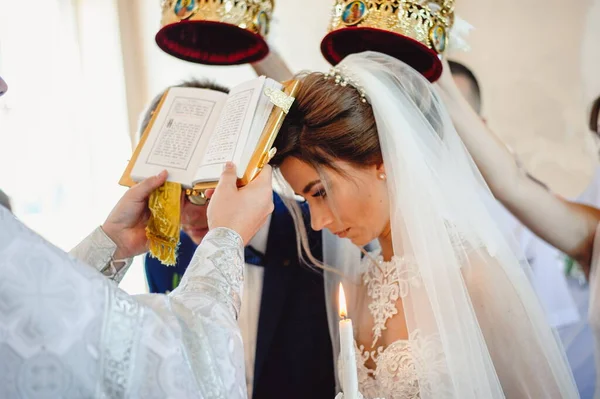 Geistliches Paar Mit Kerzen Während Der Trauung Der Christlichen Kirche — Stockfoto