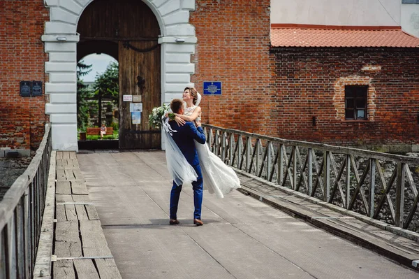 Marié Tient Mariée Dans Ses Bras Sur Fond Vieux Bâtiment — Photo