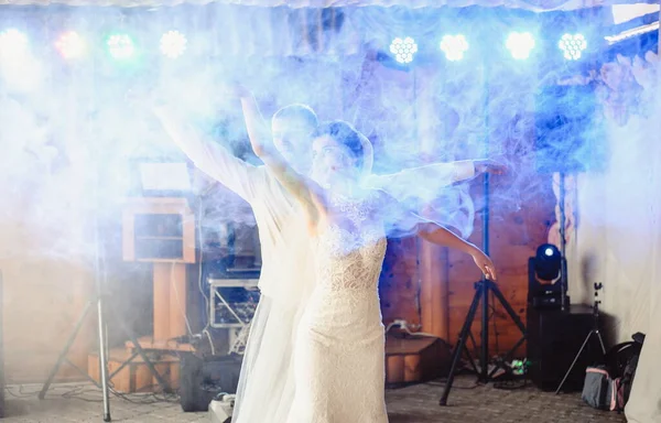Casal Lindo Fica Fumaça Durante Sua Primeira Dança Noiva Gira — Fotografia de Stock