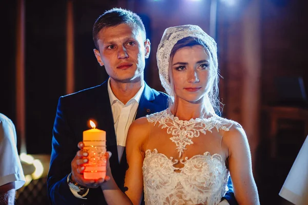 Braut Und Bräutigam Mit Einer Kerze Tradition Des Entzündens Des — Stockfoto