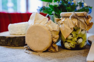 Cam kavanozda baharat ve bitkilerle marine edilmiş mozzarella peyniri. Terbiye edilmiş yemek, süzme peynir. Metin için yer.