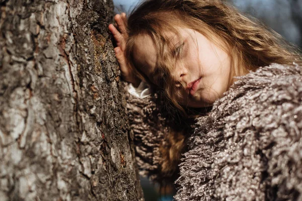 Açık Havada Güzel Bir Kızın Portresi Üzgün Bir Çocuk Kameranın — Stok fotoğraf