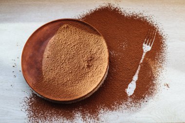 Üzerinde çatal izi olan kakao serpilmiş kahverengi bir tabak. Açık ahşap arka planda boş bir tabak. Mesaj için yer. Kopyalanmış uzay. Diyet kavramı