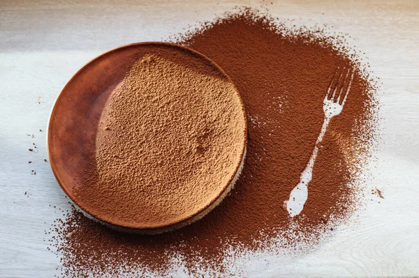 Üzerinde çatal izi olan kakao serpilmiş kahverengi bir tabak. Açık ahşap arka planda boş bir tabak. Mesaj için yer. Kopyalanmış uzay. Diyet kavramı