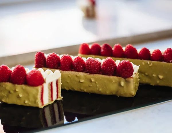 Appetitliches Pistazien Dessert Mit Himbeeren Sektion Scheibe Köstliches Dessert Moussekuchen — Stockfoto